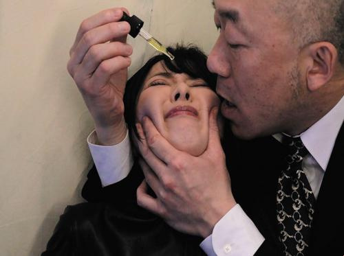 Detektif wanita itu ditemukan dan dipaksa meminum obat perangsang nafsu berahi